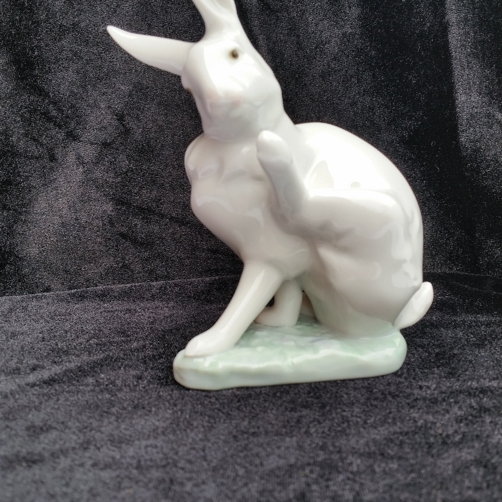 Lladro Retired Washing Bunny Mint